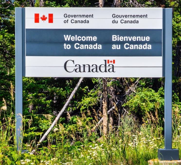 A welcome sign at the Canadian border