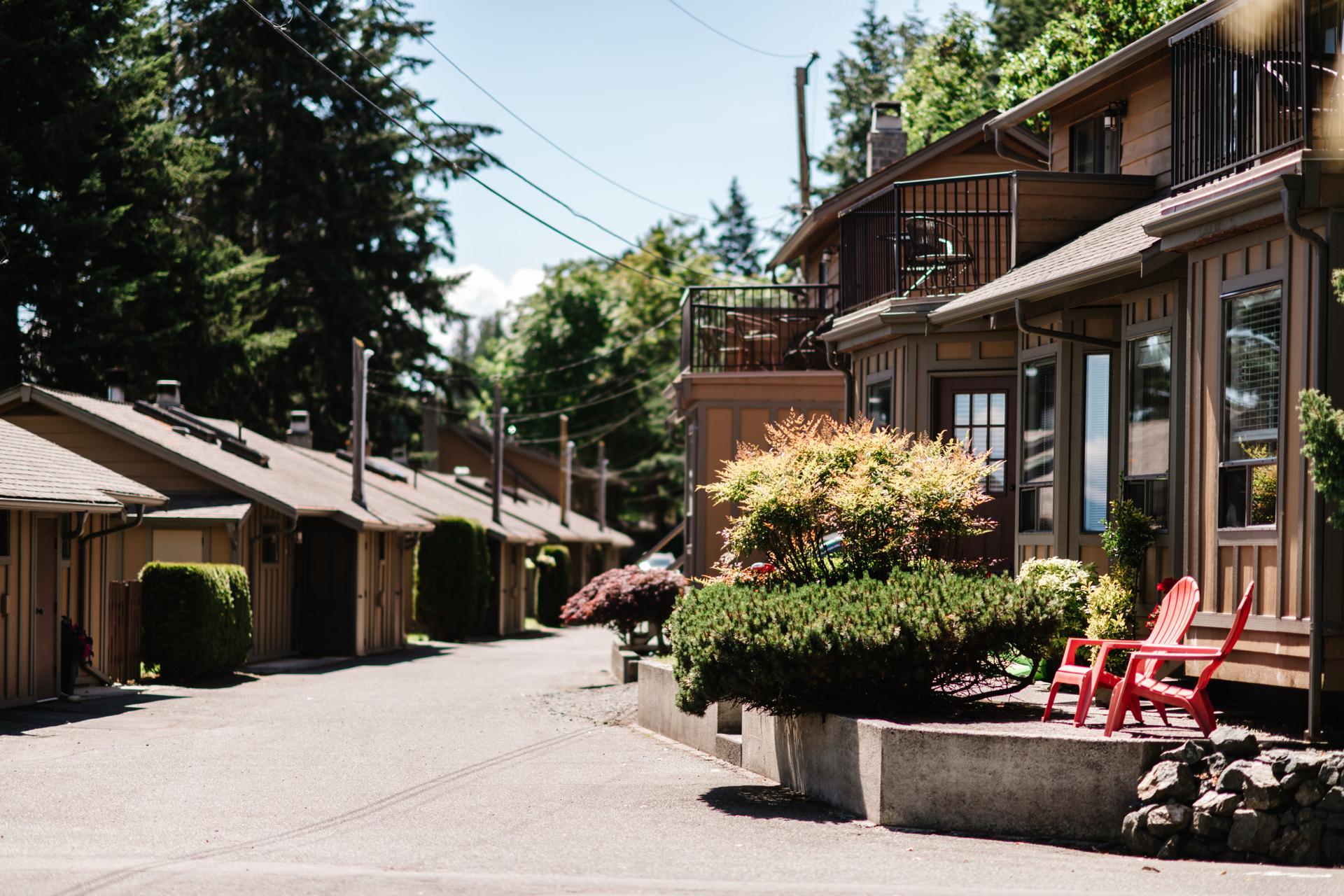Beachview cottages on the right-hand side, which have unobstructed views over the beach, and larger Beachlevel townhouses seen on the right.
