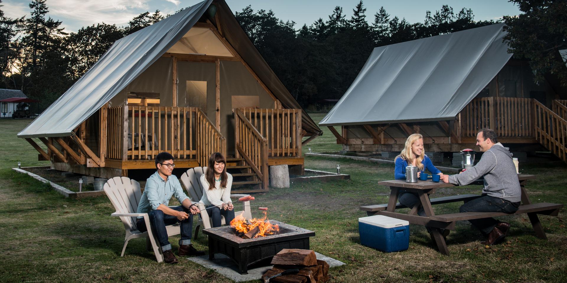 Young adults are enjoying dinners.