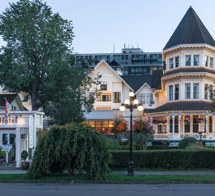 Huntingdon Hotel and Suites & Pendray Inn and Tea House from Belleville Street