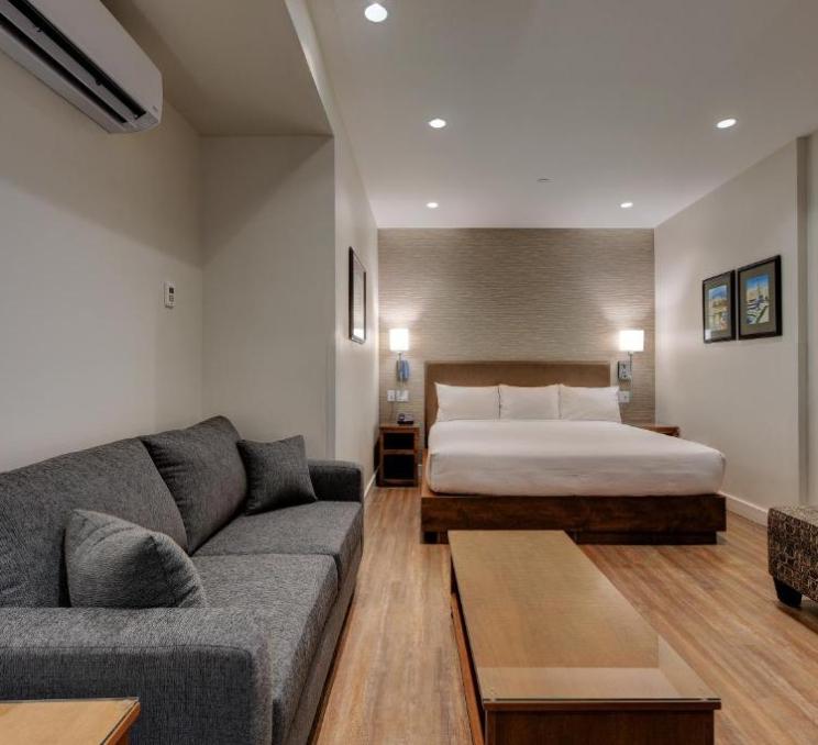 Strathcona Hotel King Bachelor room